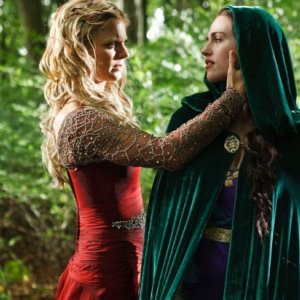 Merlin: Emilia Fox e Katie McGrath in una scena dell'episodio I fuochi di Idirsholas, della seconda stagione