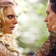 Merlin: Emilia Fox insieme a Katie McGrath in una scena dell'episodio I fuochi di Idirsholas, della seconda stagione
