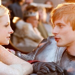 Merlin: Georgia Moffett e Bradley James in una scena dell'episodio Sogni dolci, della seconda stagione