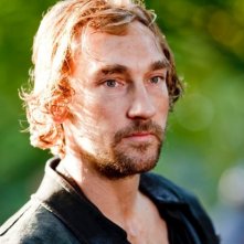 Merlin: Joseph Mawle in una scena dell'episodio La rianimazione della strega, della seconda stagione