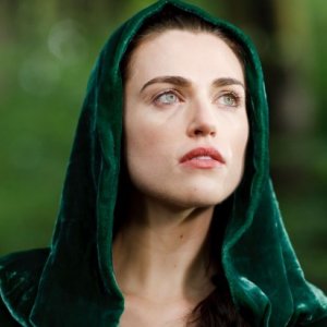 Merlin: Katie McGrath druante una scena dell'episodio I fuochi di Idirsholas, della seconda stagione