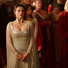 Merlin: Katie McGrath durante una scena dell'episodio La bella e la bestia: Parte 1, della seconda stagione