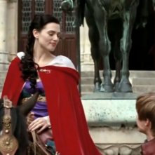 Merlin: Katie McGrath durante una scena dell'episodio Lancillotto e Ginevra della seconda stagione
