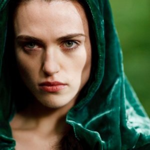 Merlin: Katie McGrath in una scena dell'episodio I fuochi di Idirsholas, della seconda stagione