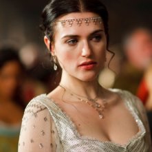 Merlin: Katie McGrath in una scena dell'episodio La bella e la bestia: Parte 1, della seconda stagione