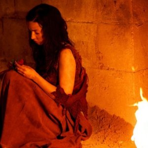 Merlin: Laura Donnelly druante una scena dell'episodio La dama del lago, della seconda stagione