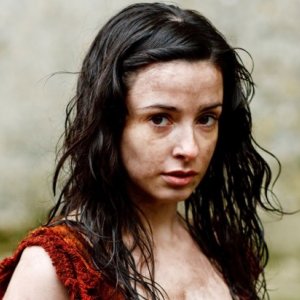Merlin: Laura Donnelly in una scena dell'episodio La dama del lago, della seconda stagione