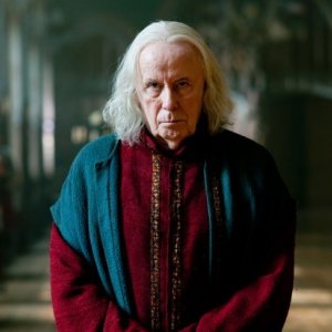 Merlin: Richard Wilson in una scena dell'episodio La dama del lago, della seconda stagione