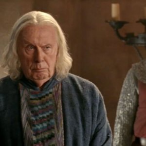 Merlin: Richard Wilson in una scena dell'episodio Lancillotto e Ginevra della seconda stagione