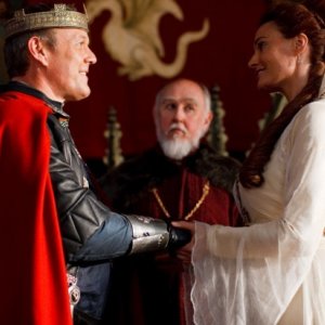 Merlin: Sarah Parish ed Anthony Head druante una scena dell'episodio La bella e la bestia: Parte 1, della seconda stagione