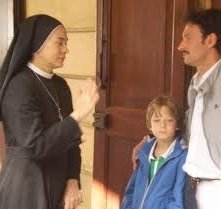 Gabriele Caprio con Elena Sofia Ricci in Che Dio ci aiuti.