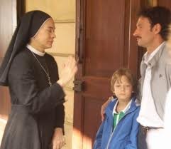 Gabriele Caprio con Elena Sofia Ricci in Che Dio ci aiuti.