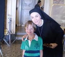 Gabriele Caprio con Elena Sofia Ricci sul set di Che Dio ci aiuti.