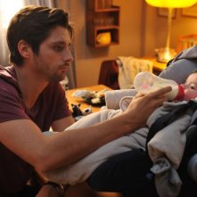 La stratégie de la poussette: Raphaël Personnaz alle prese con il biberon, in una scena
