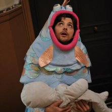 La stratégie de la poussette: Raphaël Personnaz con un buffo travestimento