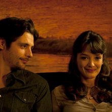 La stratégie de la poussette: Raphaël Personnaz e Charlotte Le Bon