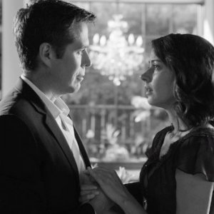 Much Ado About Nothing: i protagonosti Alexis Denisof e Amy Acker in una scena del film