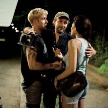 Ryan Gosling con Eva Mendes e il regista Derek Cianfrance sul set di The Place Beyond the Pines