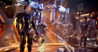 Charlie Hunnam e Rinko Kikuchi in una scena di Pacific Rim