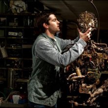 Jim Sturgess alle prese con una strana invenzione in una scena del film La migliore offerta di Giuseppe Tornatore