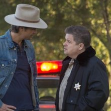 Justified: Timothy Olyphant e Patton Oswalt nell'episodio Hole in the Wall