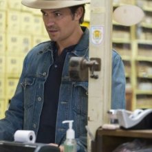 Justified: Timothy Olyphant in un momento dell'episodio Hole in the Wall