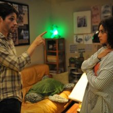 La stratégie de la poussette: Raphaël Personnaz insieme a Camelia Jordana in una scena della commedia