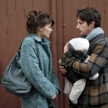 La stratégie de la poussette: Raphaël Personnaz insieme a Charlotte Lebon