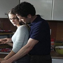 The Americans: Matthew Rhys con Keri Russell in una scena del primo episodio della serie