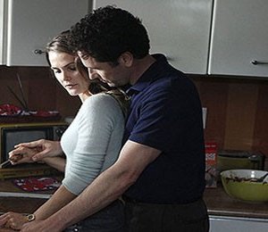 The Americans: Matthew Rhys con Keri Russell in una scena del primo episodio della serie