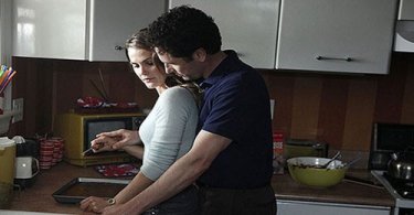 The Americans: Matthew Rhys con Keri Russell in una scena del primo episodio della serie