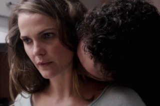 The Americans: Matthew Rhys e Keri Russell in una scena del primo episodio della serie