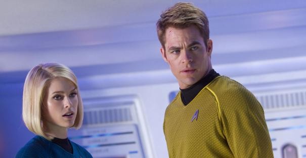 Alice Eve e Chris Pine a confronto in una scena di Star Trek Into Darkness