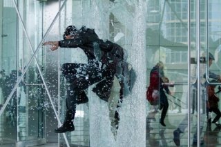 Benedict Cumberbatch in fuga in un momento spettacolare di Star Trek Into Darkness