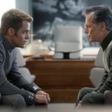 Chris Pine A Colloquio Con Bruce Greenwood In Un Immagine Di Star Trek Into Darkness 262481