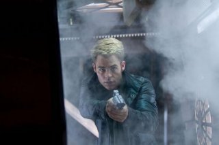 Il comandante Chris Pine sfodera la pistola in una scena di Star Trek Into Darkness