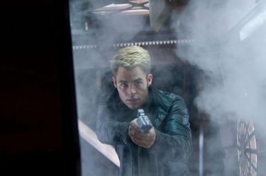 Il comandante Chris Pine sfodera la pistola in una scena di Star Trek Into Darkness