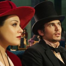 Il grande e potente Oz: James Franco e Mila Kunis osservano le magie di Oz