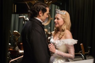 Il grande e potente Oz: James Franco osserva estasiato la radiosa Michelle Williams