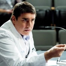 Monday Mornings: Alfred Molina in una scena della serie