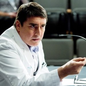 Monday Mornings: Alfred Molina in una scena della serie