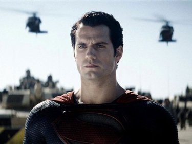 Un primo piano di Henry Cavill nei panni di Superman in L'uomo d'acciaio