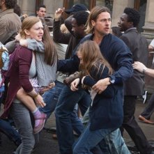World War Z: Brad Pitt in fuga insieme a Mireille Enos e Sterling Jerins