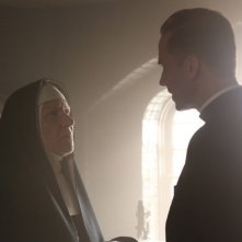 American Horror Story, seconda stagione: Barbara Tarbuck con Joseph Fiennes nell'episodio Spilt Milk