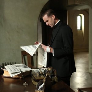 American Horror Story, seconda stagione: Joseph Fiennes nell'episodio numero 11 di Asylum, Spilt Milk