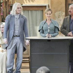 Defiance: Graham Greene, Julie Benz e Tony Curran  in una scena del pilot della serie