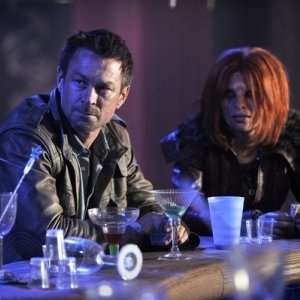 Defiance: Grant Bowler e Stephanie Leonidas in una scena del pilot della serie