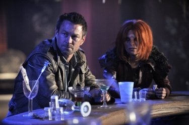 Defiance: Grant Bowler e Stephanie Leonidas in una scena del pilot della serie