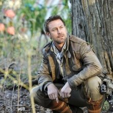 Defiance: Grant Bowler in una scena del pilot della serie