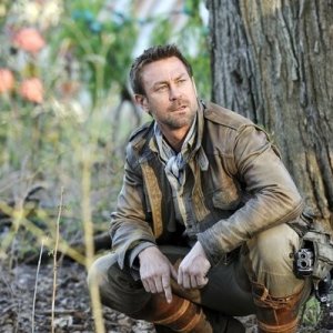 Defiance: Grant Bowler in una scena del pilot della serie